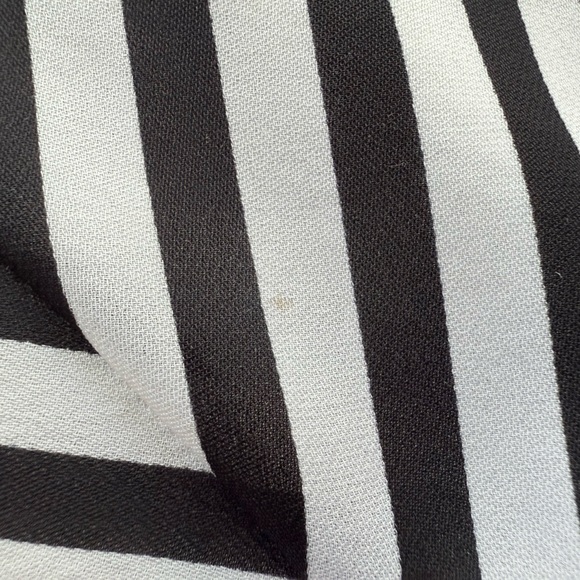 Michael Michael Kors 100% Silk Black & White Chevron Stripe Skirt Size 10 - Picture 11 of 12
